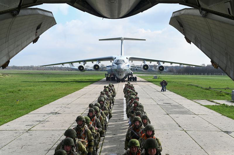 &copy; Reuters. Russian paratroopers take part in drills at a military aerodrome in Taganrog