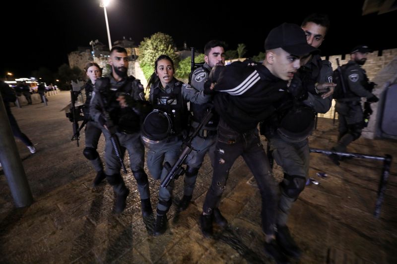 &copy; Reuters. مواجهات في ليالي رمضان بين الشرطة الإسرائيلية وفلسطينيين في القدس