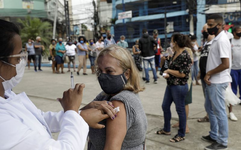 &copy; Reuters. Mulher é vacinada contra Covid-19 em Duque de Caxias, RJ