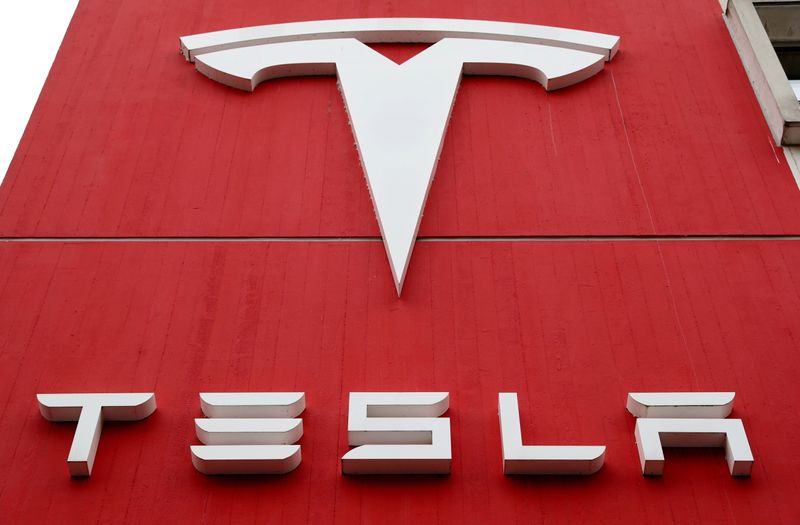 &copy; Reuters. FILE PHOTO: FILE PHOTO: FILE PHOTO: The logo of car manufacturer Tesla is seen in Bern