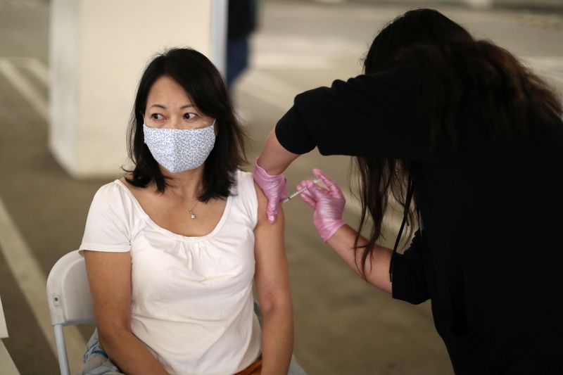 &copy; Reuters. FOTO DE ARCHIVO: Chauphuong Ly Dinh, recibe una vacuna contra el coronavirus (COVID-19), en Los Ángeles, California