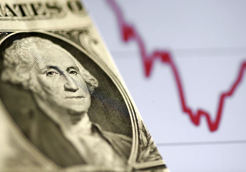 &copy; Reuters. Nota de dólar é retratada em frente a gráfico de preço de ações