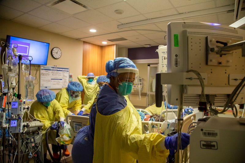 © Reuters. Treating coronavirus disease (COVID-19) patients at an intensive care unit in Toronto