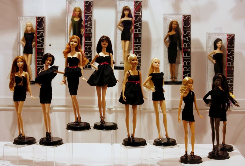&copy; Reuters. FILE PHOTO: Barbie dolls are displayed inside a showroom at a Mattel office in Hong Kong