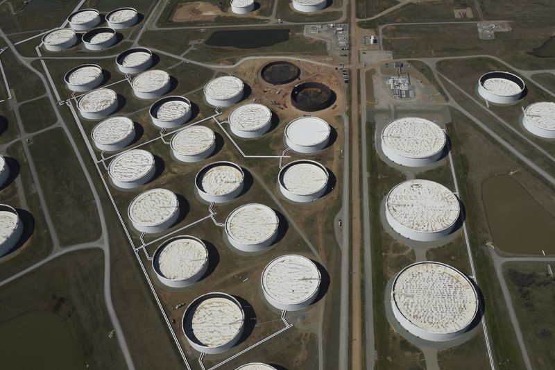 &copy; Reuters. Crude oil storage tanks are seen from above at the Cushing oil hub in Cushing