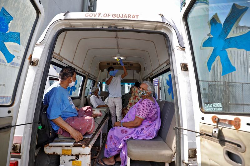 &copy; Reuters. インド、新型コロナ新規感染者33万2730人　連日の世界最多