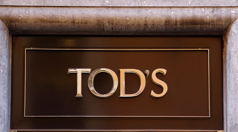 &copy; Reuters. Il logo Tod&apos;s presso un negozio a Roma