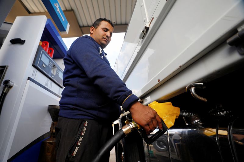 &copy; Reuters. مصر ترفع سعر البنزين 0.25 جنيه للتر