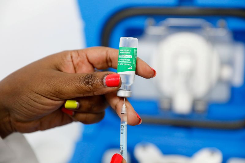 &copy; Reuters. FILE PHOTO: A medical worker prepares a dose of AstraZeneca&apos;s COVID-19 vaccine, in Nairobi