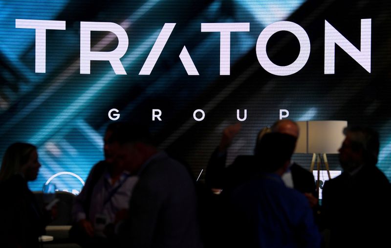 &copy; Reuters. FILE PHOTO: Visitors stand at booth of VW&apos;s truck unit Traton Group in Hanover