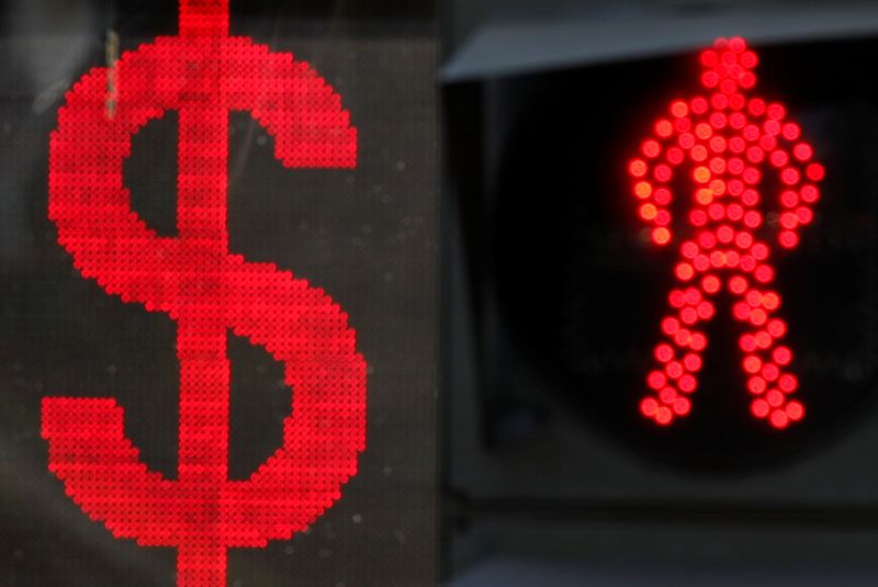 &copy; Reuters. The U.S. dollar sign is seen on an electronic board next to a traffic light in Moscow