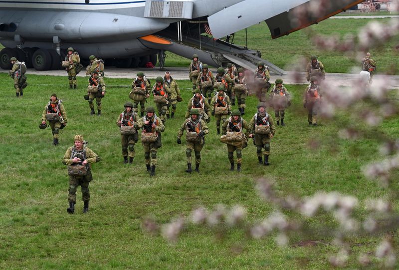 &copy; Reuters. Russian paratroopers take part in drills at a military aerodrome in Taganrog