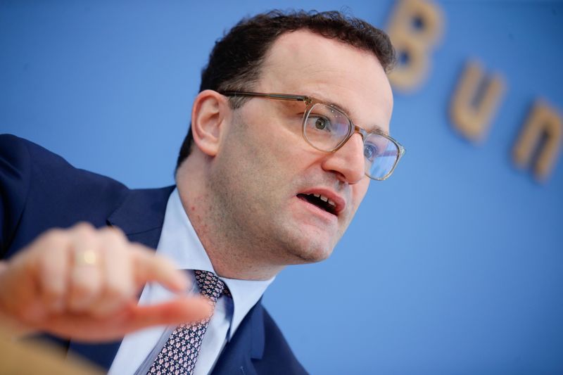 &copy; Reuters. Il ministro della Salute tedesco Jens Spahn durante una conferenza stampa sulla pandemia di coronavirus a Berlino