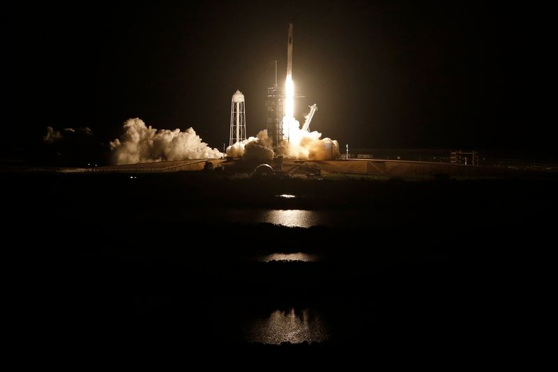 © Reuters. A SpaceX Falcon 9 rocket, with the Crew Dragon capsule, carrying four astronauts on a NASA commercial crew mission, launches at the Kennedy Space Center