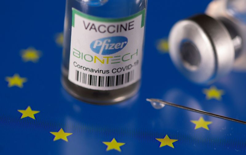 &copy; Reuters. Ilustración de viales etiquetados &quot;Vacuna contra la enfermedad del coronavirus (COVID-19) de Pfizer BioNtech&quot; sobre una bandera de la UE