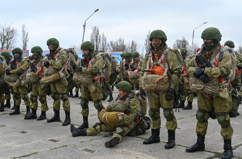 &copy; Reuters. Miembros del servicio de las fuerzas aéreas rusas se ponen a esperar antes de subir a los aviones de transporte Ilyushin Il-76 durante unos ejercicios en un aeródromo militar en el puerto de Taganrog, en el mar de Azov, Rusia