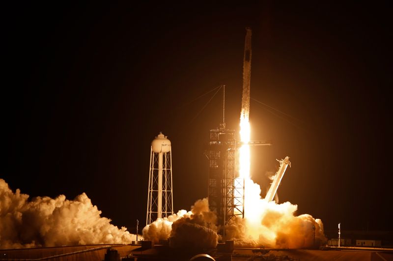 &copy; Reuters. Foguete da SpaceX com cápsula levando quatro astronautas da Nasa é lançado no Cabo Canaveral, na Flórida