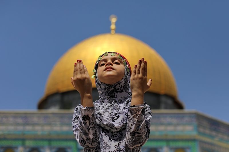 &copy; Reuters. 60 ألفا يؤدون صلاة الجمعة الثانية من رمضان في المسجد الأقصى بالقدس