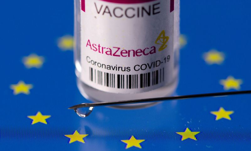 &copy; Reuters. Una fiala etichettata &quot;AstraZeneca coronavirus disease (COVID-19) vaccine&quot; sulla bandiera della Ue