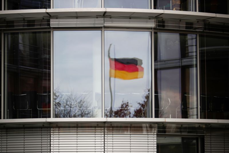 &copy; Reuters. Una bandiera tedesca riflessa sulla finestra dell&apos;edificio Paul Loebe, a Berlino