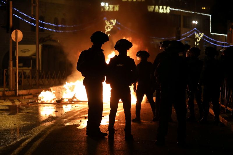 &copy; Reuters. الشرطة تعتقل عشرات في القدس ومتطرفون إسرائيليون يهتفون &quot;الموت للعرب&quot;