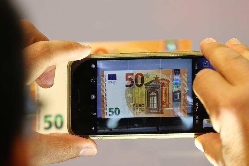 &copy; Reuters. Imagen de archivo de un periodista sacando una foto de un billete de 50 euros en la sede del Banco Central Europeo (BCE) en Fráncfort
