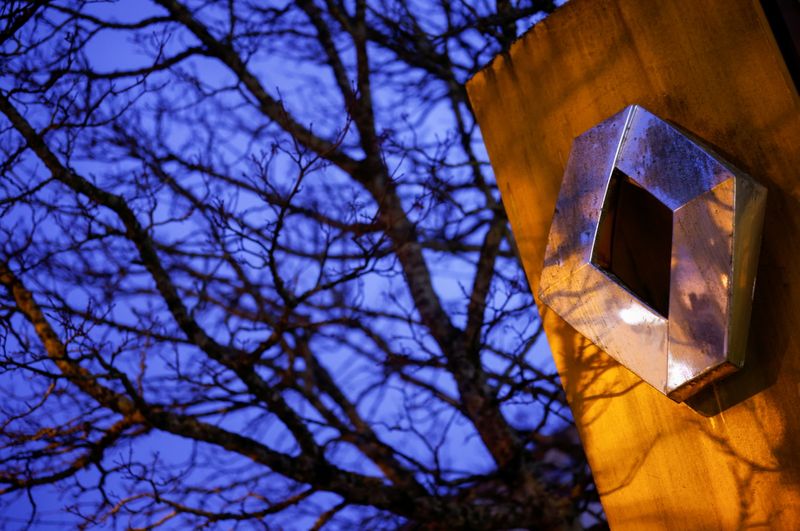 &copy; Reuters. FILE PHOTO: A logo of Renault carmaker is pictured at a dealership in Brest