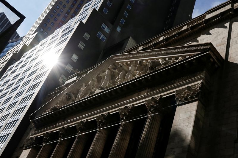 &copy; Reuters. FOTO DE ARCHIVO: La fachada de la Bolsa de Nueva York (NYSE) en Manhattan, Estados Unidos.