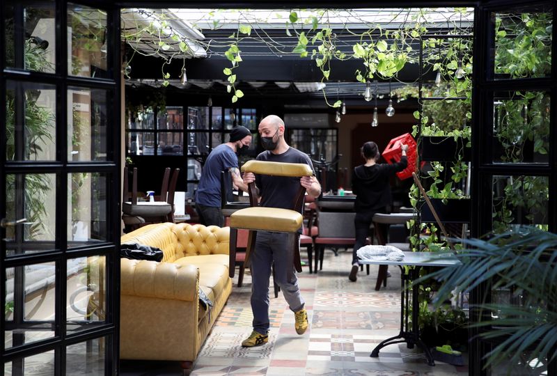 &copy; Reuters. Restaurant owners get prepared for the grand re-opening as Italy prepares to relax COVID-19 restrictions