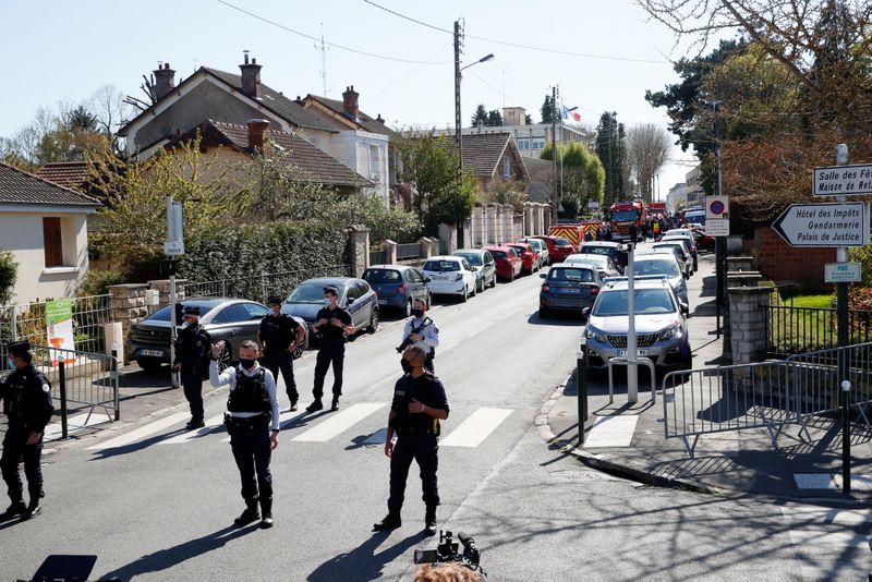 © Reuters. مصدر: منفذ هجوم بسكين في منطقة قرب باريس هتف 