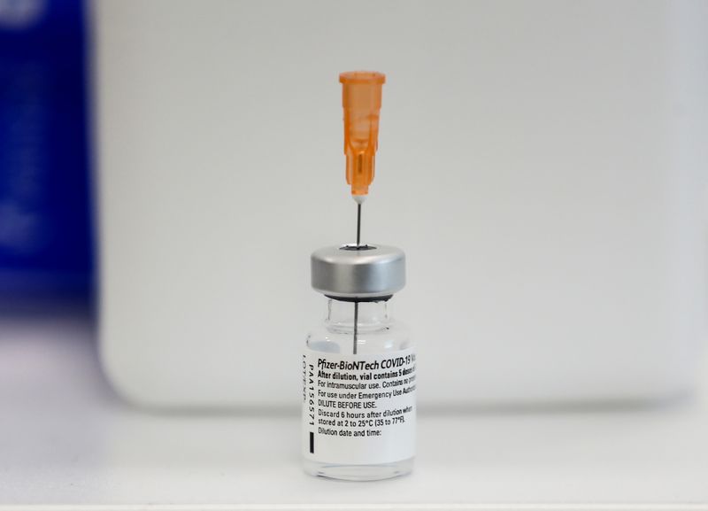 &copy; Reuters. FILE PHOTO: A vial of the Pfizer-BioNTech coronavirus disease (COVID-19) vaccine is seen on a table at Ankara City Hospital in Ankara