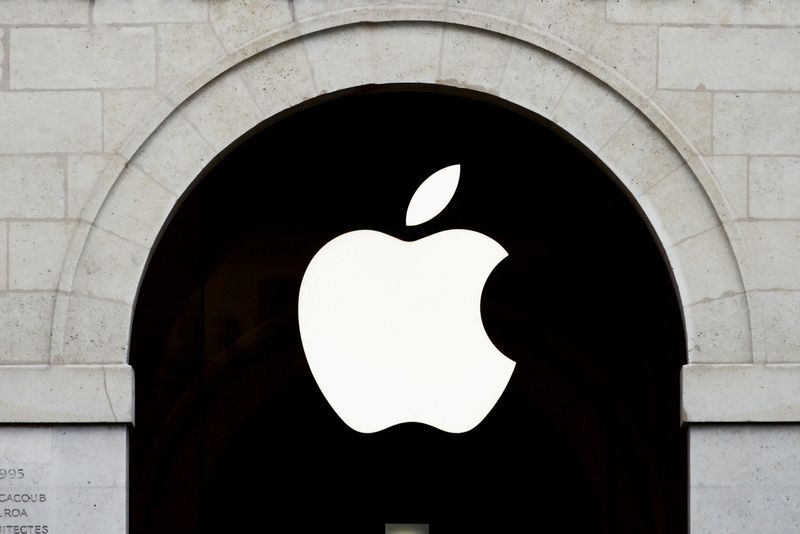 &copy; Reuters. FILE PHOTO: Apple logo is seen on the Apple store at The Marche Saint Germain in Paris