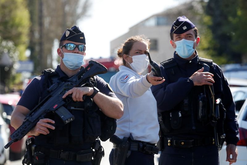 &copy; Reuters. Polícia cerca local de ataque a faca em Rambouillet