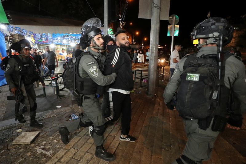 &copy; Reuters. Confronto entre polícia israelense e palestinos