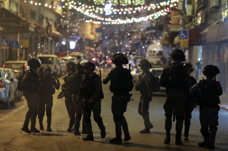 &copy; Reuters. الشرطة الإسرائيلية تشتبك مع فلسطينيين مع اشتعال التوتر بالقدس الشرقية