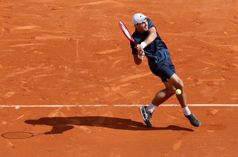 © Reuters. كاراتسيف يصعق ديوكوفيتش ويبلغ نهائي بطولة صربيا المفتوحة