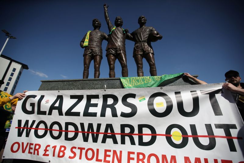 &copy; Reuters. FILE PHOTO: Manchester United fans protest against owners after failed launch of a European Super League