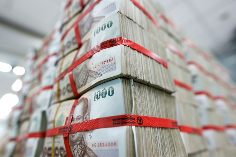 &copy; Reuters. FILE PHOTO: Thai baht notes are seen at a Kasikornbank in Bangkok