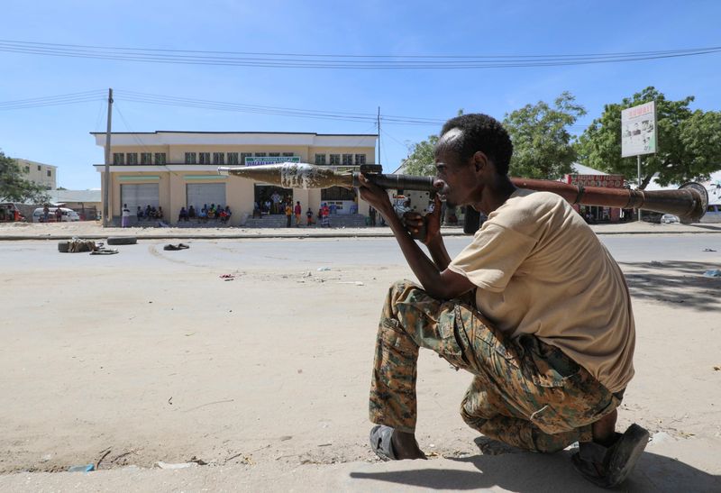 © Reuters. رئيس الصومال السابق يقول إن جنودا هاجموا منزله ويتهم رئيس البلاد