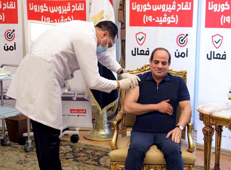 &copy; Reuters. Egyptian President Abdel Fattah al-Sisi receives a dose of a vaccine against the coronavirus disease (COVID-19) in Cairo