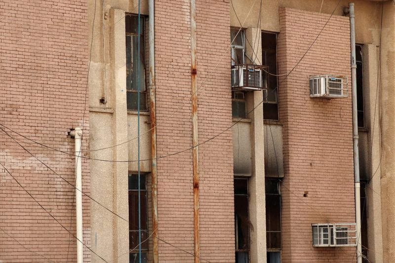 © Reuters. مقتل 82 على الأقل في حريق بمستشفى لمرضى كورونا في بغداد