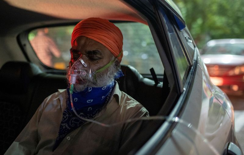 © Reuters. A man with a breathing problem receives oxygen support for free at a Gurudwara, in Ghaziabad