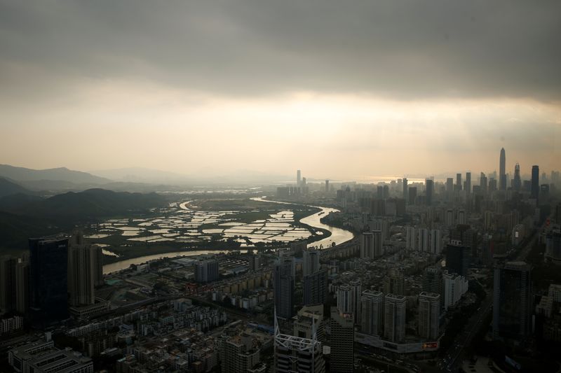 &copy; Reuters. FILE PHOTO: In Hong Kong&apos;s tranquil borderlands, two systems co-exist