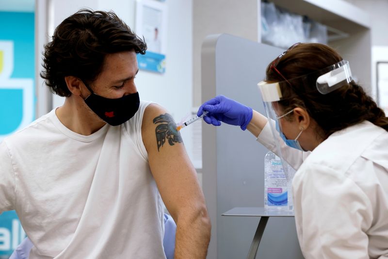 &copy; Reuters. Canada&apos;s Prime Minister Justin Trudeau is inoculated with AstraZeneca&apos;s vaccine against coronavirus disease in Ottawa