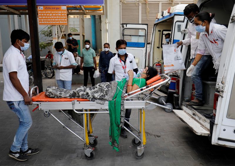 &copy; Reuters. インドの1日当たりのコロナ新規感染が35.3万人、5日連続で世界最多