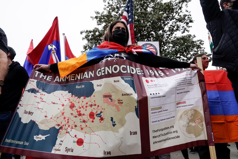 &copy; Reuters. Members of the Armenian diaspora rally in front of the Turkish Embassy in Washington