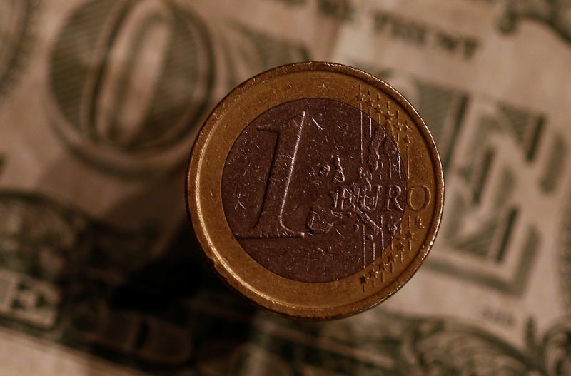 &copy; Reuters. Una moneta da un euro e una banconota da un dollaro
