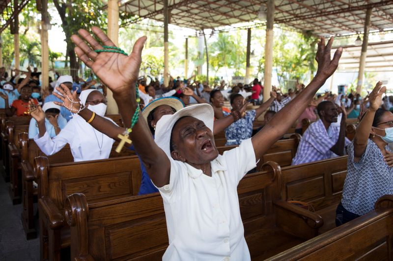 &copy; Reuters. People pray against an epidemic of kidnappings sweeping Haiti, in Port-au-Prince