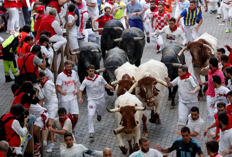 &copy; Reuters. Aficionados durante el encierro en las fiestas de San Fermín en Pamplona