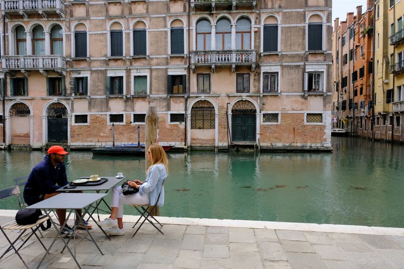 &copy; Reuters. Personas en un bar mientras gran parte de Italia pasa a alerta amarilla en Venecia